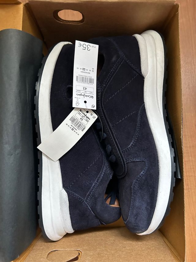 Zapatillas nuevas azules ante