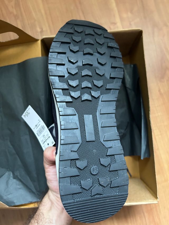 Zapatillas nuevas azules ante