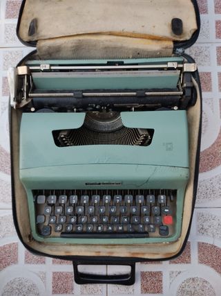 Maquina de escribir antigua