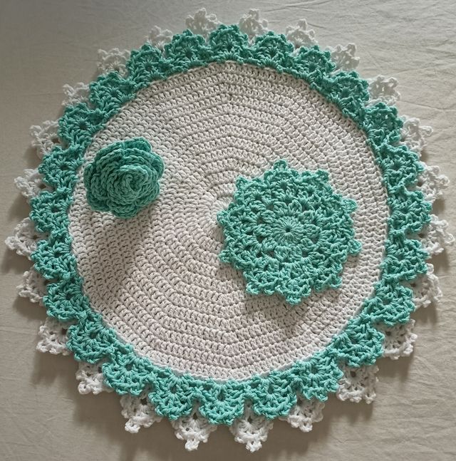 Salvamanteles, posavasos y servilletero en croché