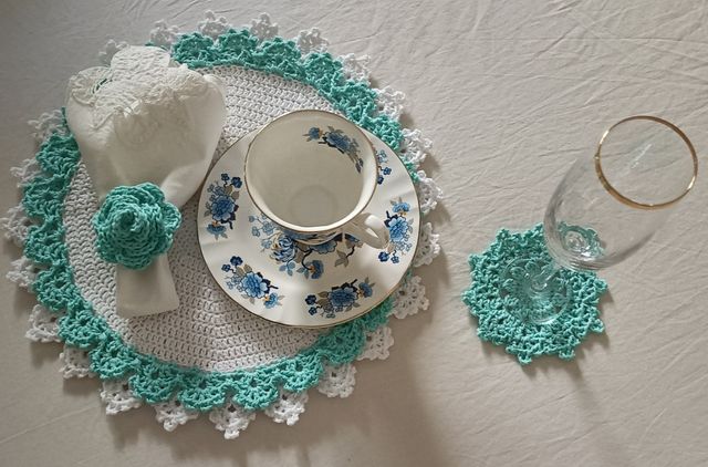 Salvamanteles, posavasos y servilletero en croché