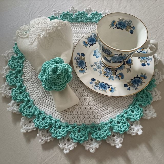 Salvamanteles, posavasos y servilletero en croché