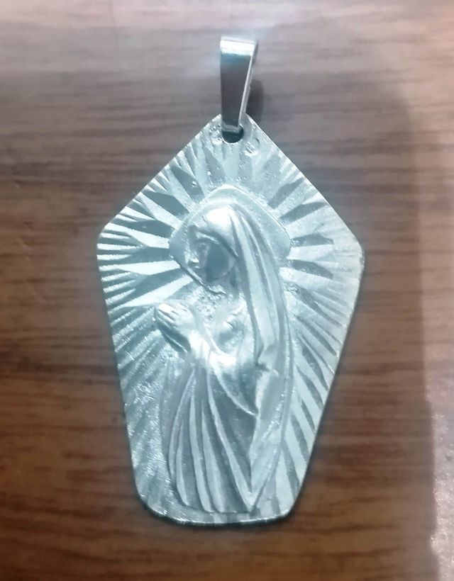 medalla virgen maria rezando en plata de ley