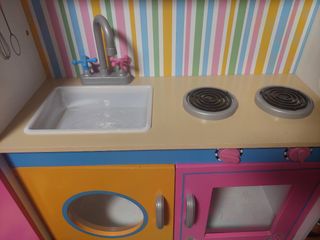 Cocinita de madera de juguete