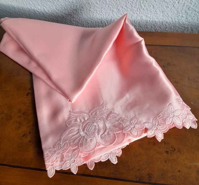 Juego de Sabanas en satin bordado