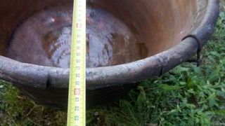 paiolo in rame con un piccolo foro