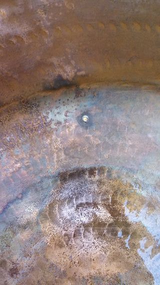 paiolo in rame con un piccolo foro