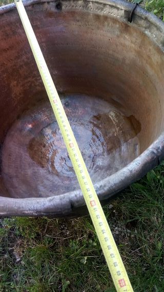 paiolo in rame con un piccolo foro