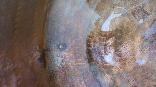 paiolo in rame con un piccolo foro