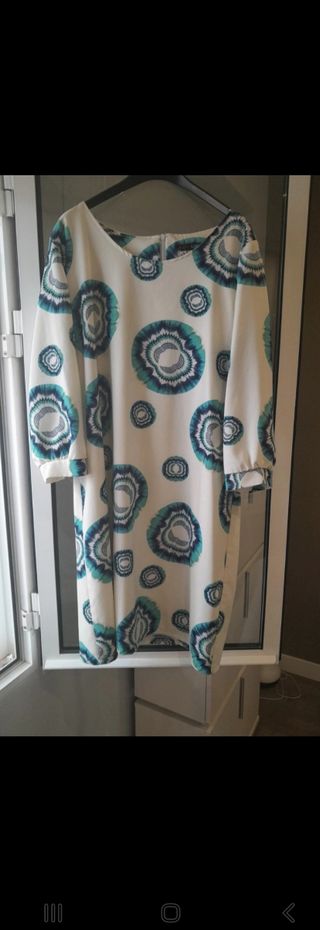 Vestido por encima de la rodilla
