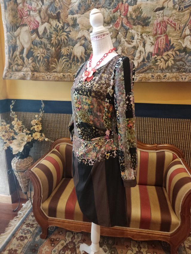 Vestido con estampado floral y rayas