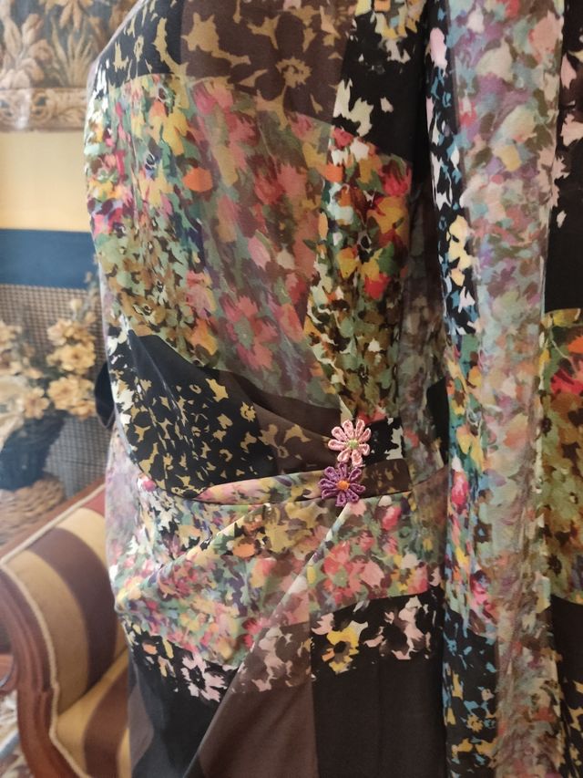 Vestido con estampado floral y rayas