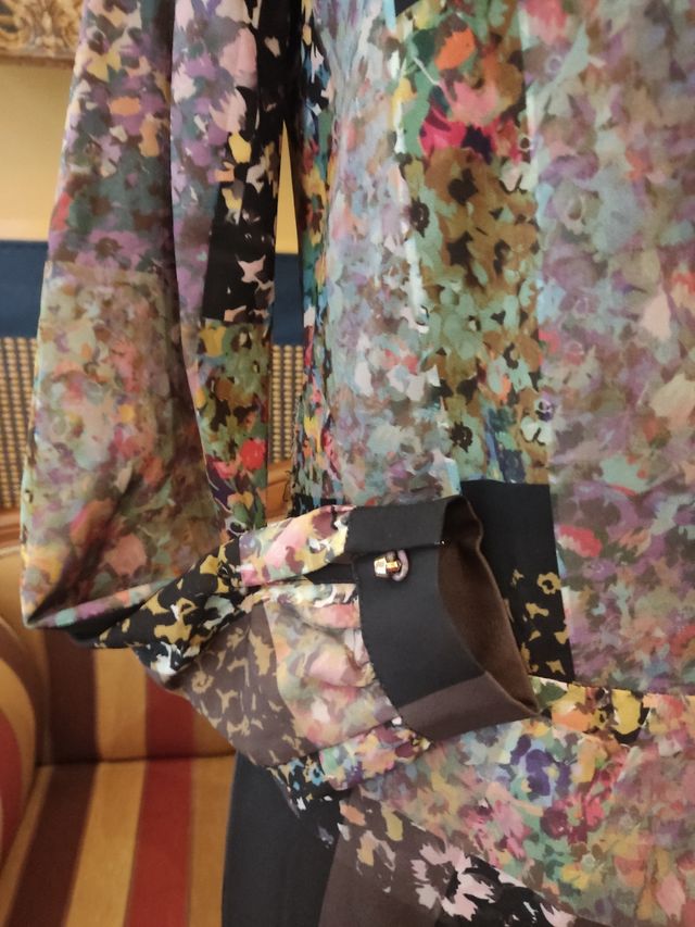 Vestido con estampado floral y rayas