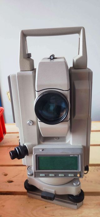 Aparato SOKKIA SET 5E segunda mano Topografia