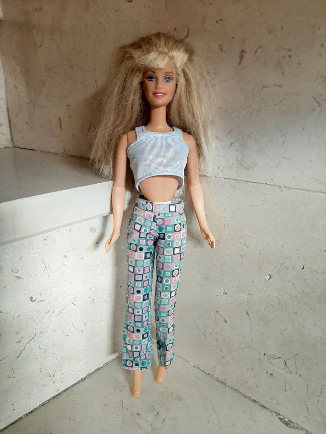 Barbie mattel pantalone e top con capelli bionda.