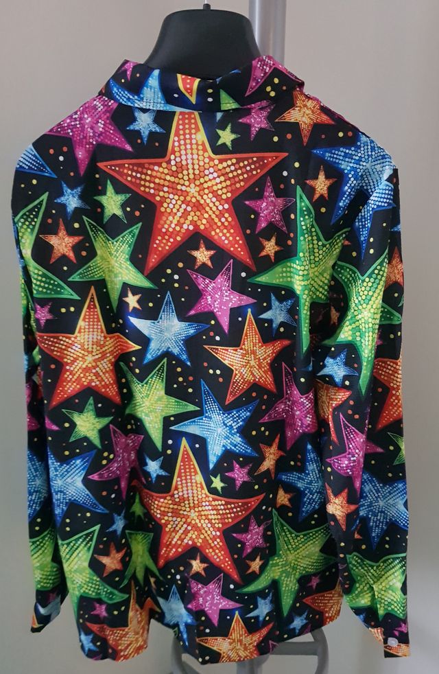 Camicia con stelle multicolore a maniche lunghe