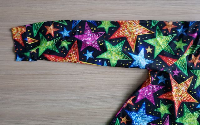 Camicia con stelle multicolore a maniche lunghe