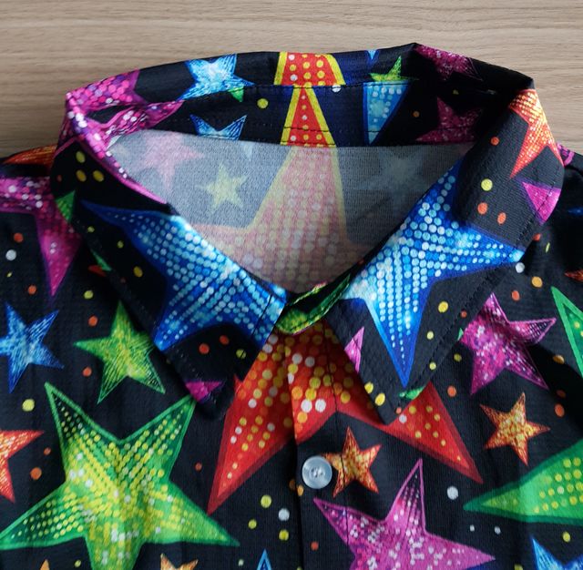 Camicia con stelle multicolore a maniche lunghe