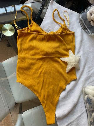 body nudos Pull and Bear mostaza