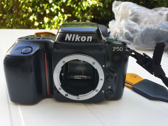 Cámara analogica nikon F50+ bateria +libro