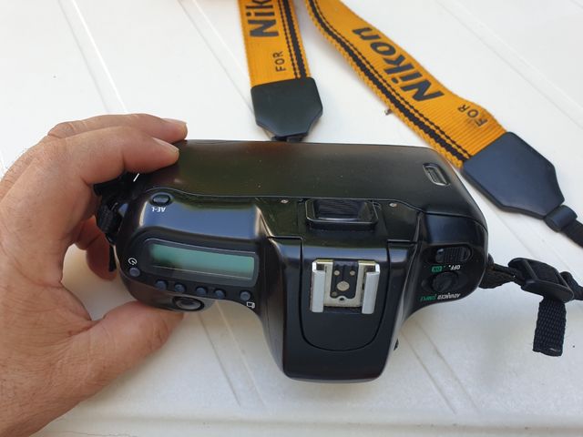 Cámara analogica nikon F50+ bateria +libro