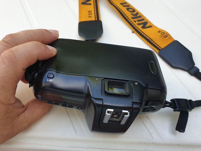 Cámara analogica nikon F50+ bateria +libro