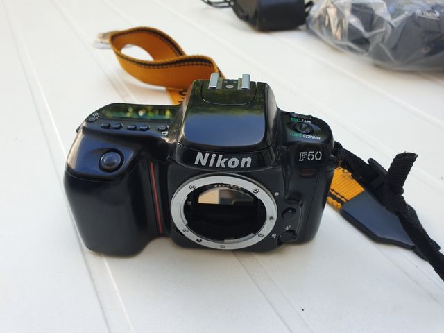 Cámara analogica nikon F50+ bateria +libro