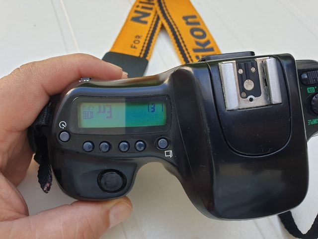 Cámara analogica nikon F50+ bateria +libro