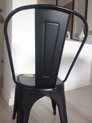 Silla industrial con toques de amarillo