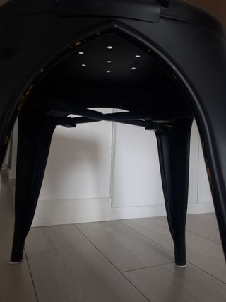 Silla industrial con toques de amarillo