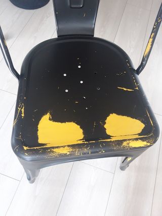 Silla industrial con toques de amarillo