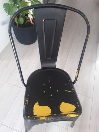 Silla industrial con toques de amarillo