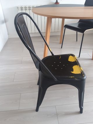 Silla industrial con toques de amarillo