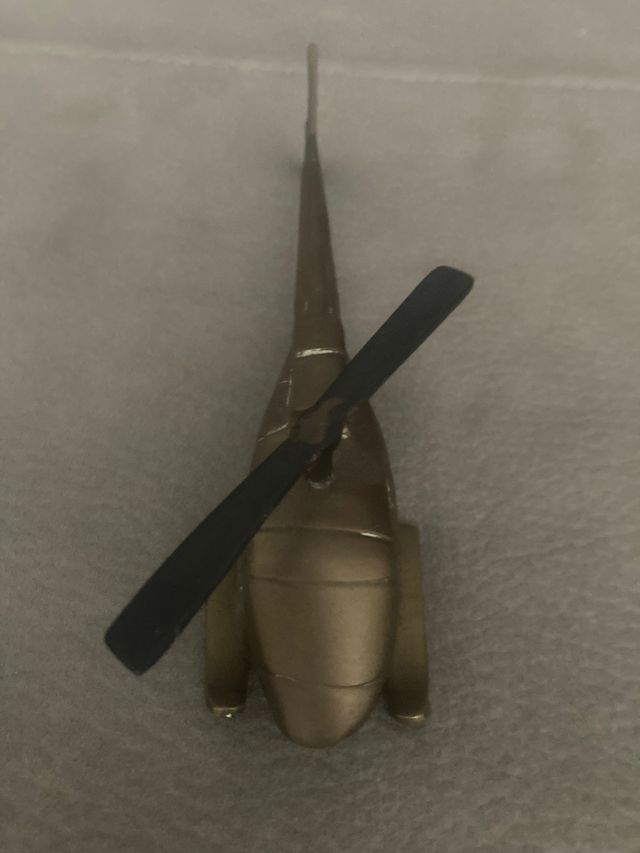 Helicoptero de bronce
