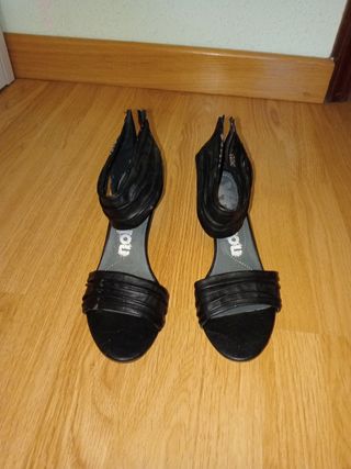 Sandalias tacón negro