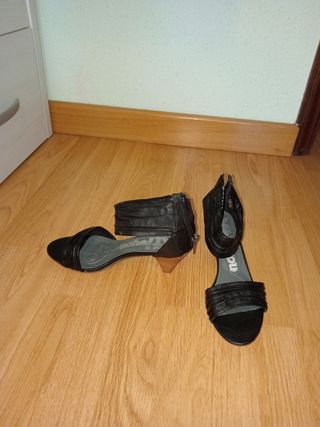 Sandalias tacón negro