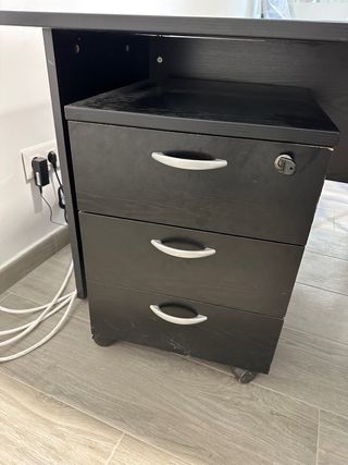 mesa de oficina, cajonera con ruedas y sillas
