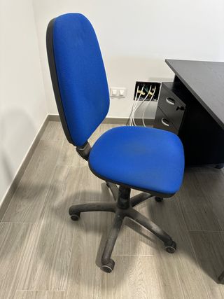 mesa de oficina, cajonera con ruedas y sillas