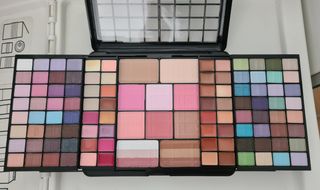 Estupendo kit maquillaje NUEVO con pinceles