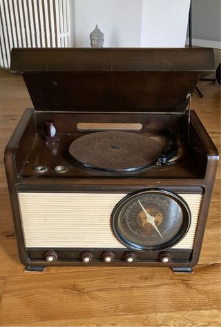 Radio gramola con tocadiscos vintage