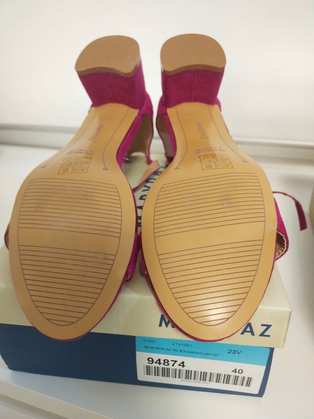 Sandalia tacón bajo fucsia