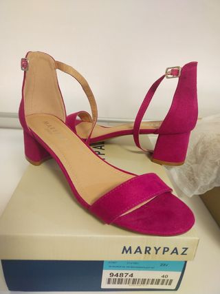 Sandalia tacón bajo fucsia