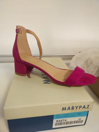 Sandalia tacón bajo fucsia