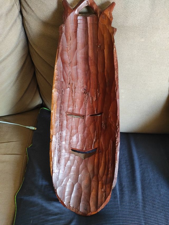 Máscara africana esculpida artesanal