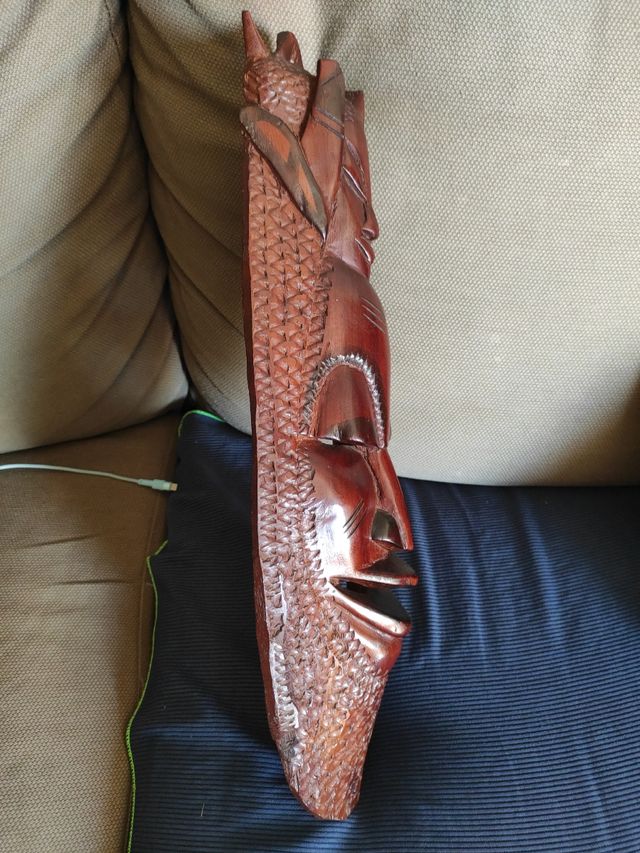 Máscara africana esculpida artesanal