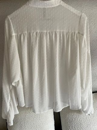 Blusa plumeti blanca Stradivarius