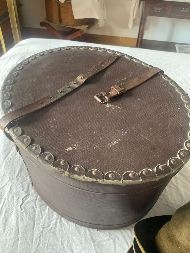 Sombrerero 1920. Con 6 sombreros antiguos.