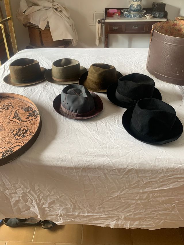 Sombrerero 1920. Con 6 sombreros antiguos.