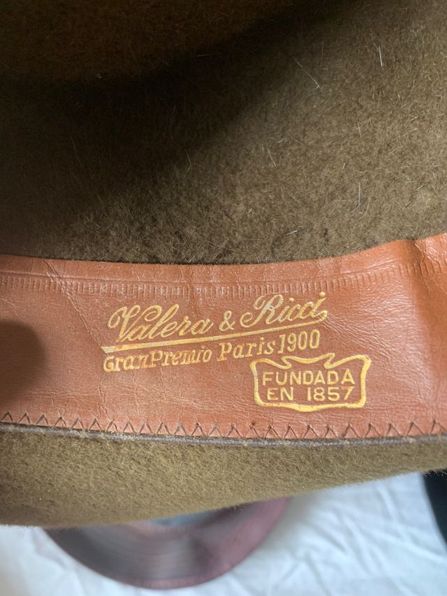 Sombrerero 1920. Con 6 sombreros antiguos.