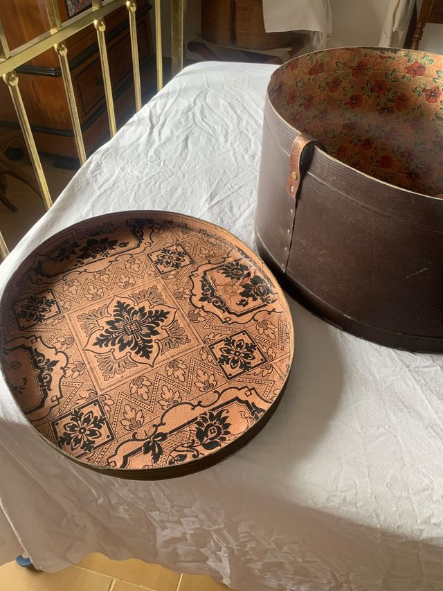 Sombrerero 1920. Con 6 sombreros antiguos.